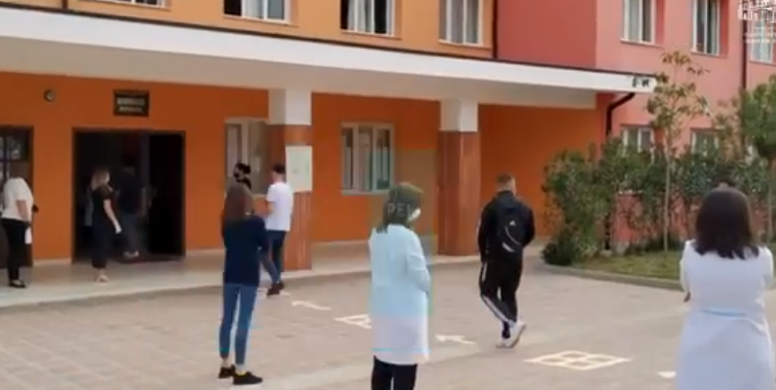 Mësimi në kohë COVIDI/Ministrja nxjerr videon, si do hyjnë e dalin nxënësit nga shkolla