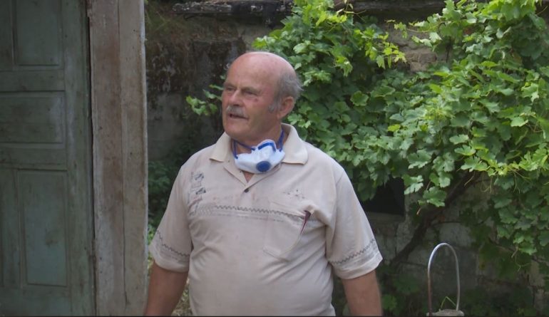 Tërmeti u prishi banesën, familja në Kombinat prej 1 viti në barakë: Kam frikë se s’do ma bëjnë shtëpinë