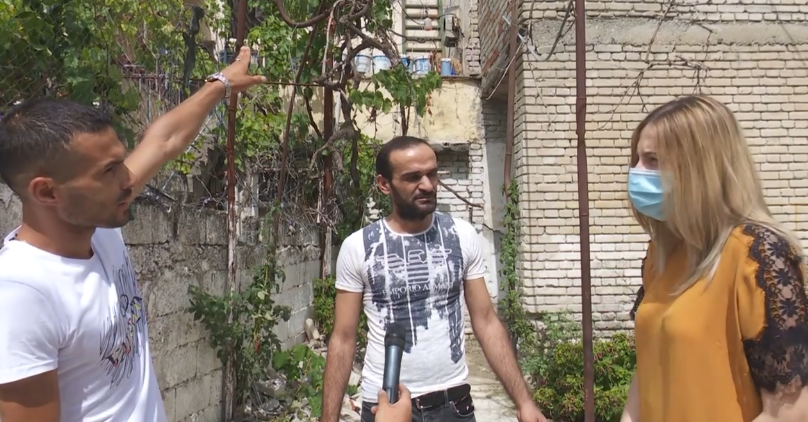 “Jemi 3 familje në një shtëpi dhe marrim vetëm një bonus qeraje”, Me shtëpinë e shkatërruar nga tërmeti, vëllezërit Llaçi në pritje të shtetit: Po hidhem unë që të vinë ta rregullojnë