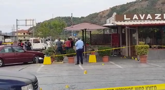 Duke larë me zorrë uji gjakun në vendngjarje/ Flet pronari i lokalit: Si e njihte Bujar Çelën