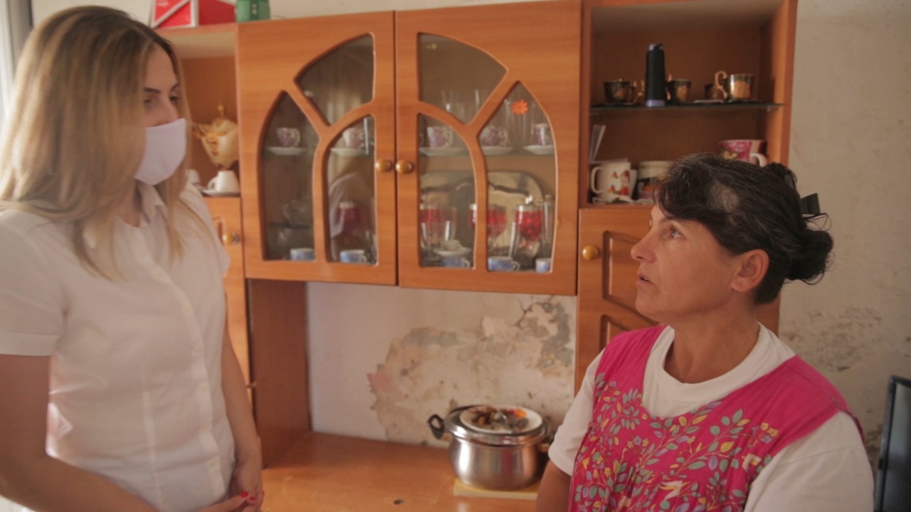 VIDEO/“Po jetoj si mos më keq”,Banorja prej 1 viti në shtëpinë e dëmtuar nga tërmeti: Erdhi dimri, s’kam ku rri me kalamajtë. As bonus nuk më kanë dhënë!