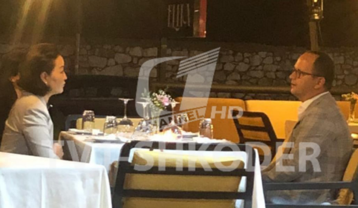 FOTOLAJM/Beqaj e ‘përjashtoi’ nga PS, Bushati shfaqet në Shkodër duke darkuar me Kim