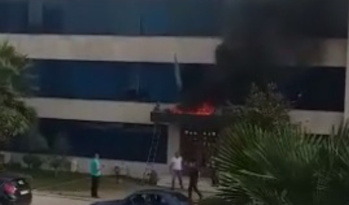 VIDEO/Përfshihet nga flakët hyrja e Bashkisë së Kamzës