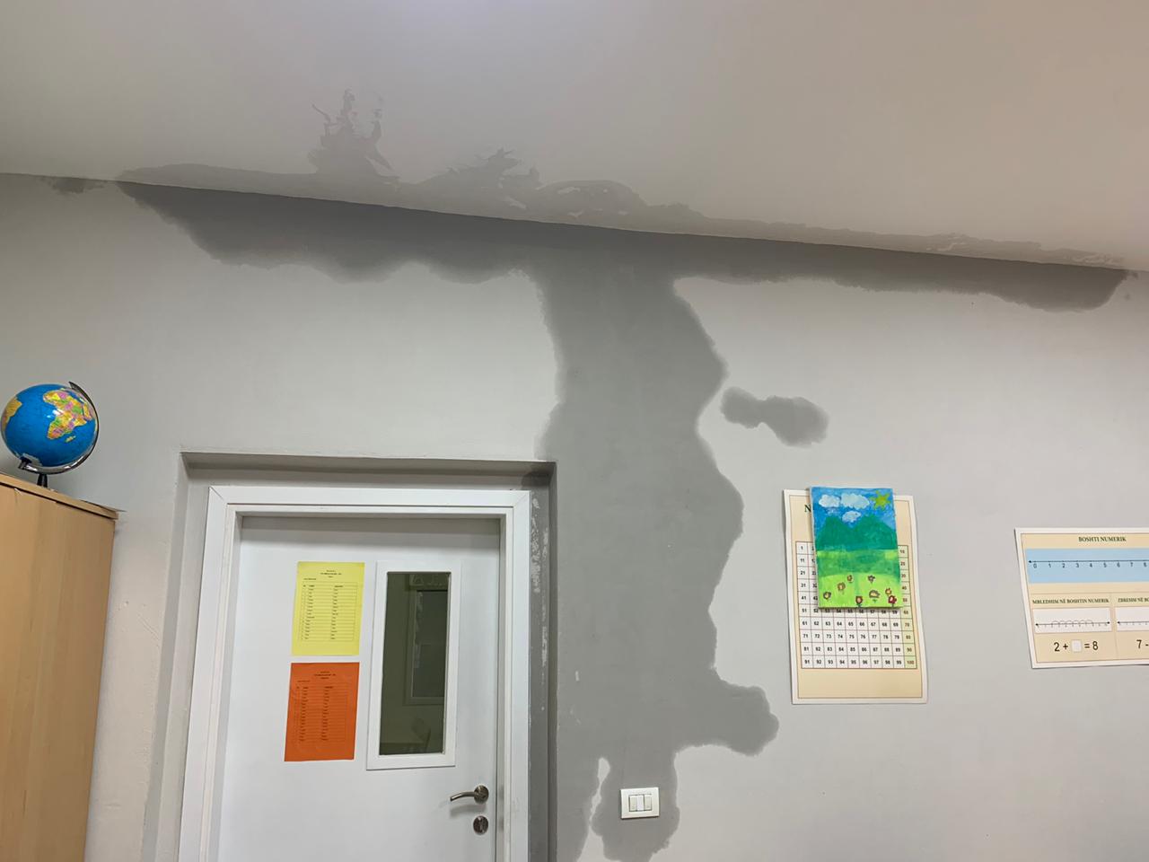 U inaugurua nga Erjon Veliaj 1 muaj me pare, shkolla ka filluar te shkaterrohet