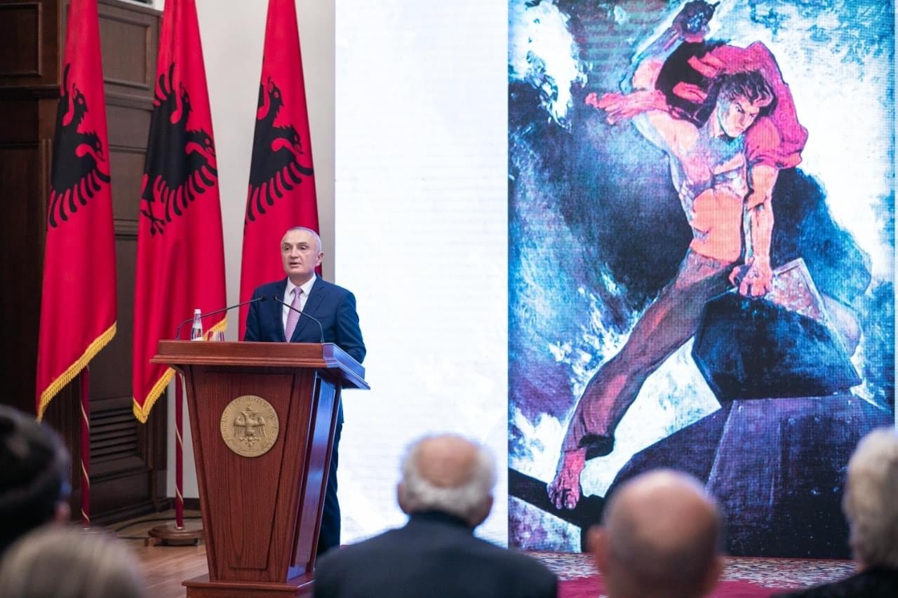 Ilir Meta shkruan per dekorimet: Ne vend te nje replike me Gjekmarkaj