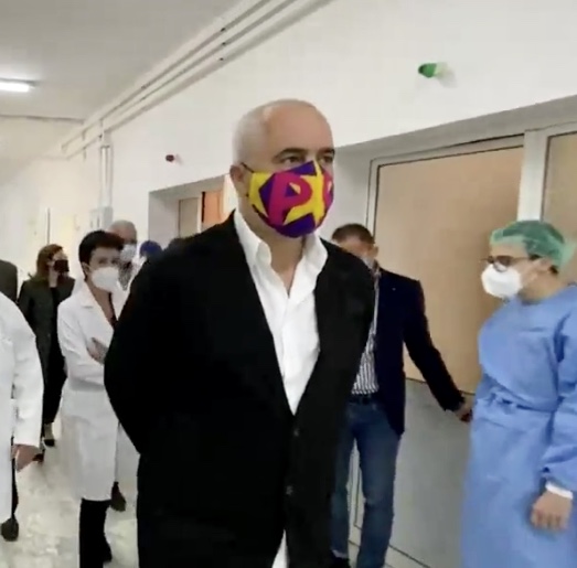 FOTO/ Kryeministri me maskë PS, fushatë partiake me parat publike