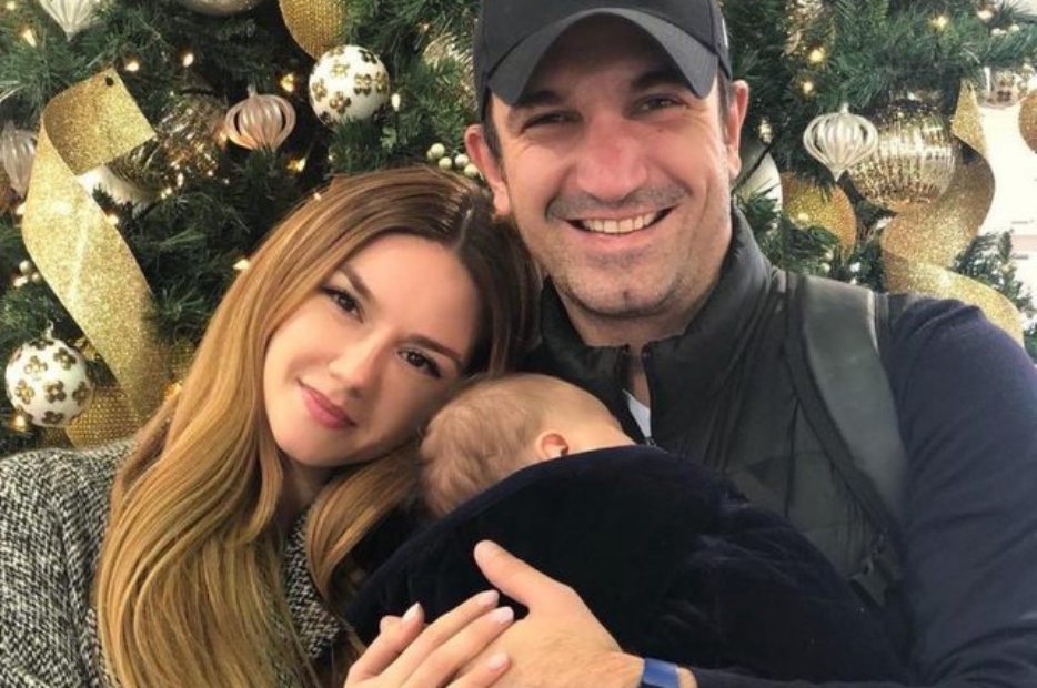 Festojnë 2-vjetorin e djalit, Ajola publikon foton familjare me Veliajn