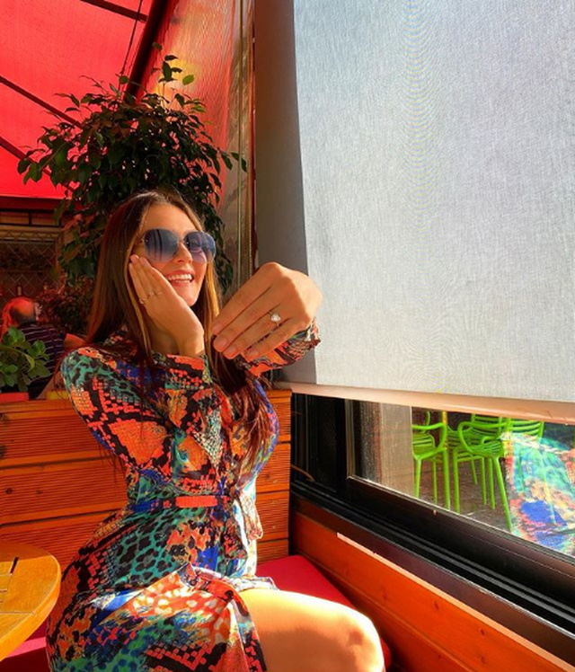 FOTO/Aktorja shqiptare merr propozimin për martesë dhe zbulon unazën me diamant