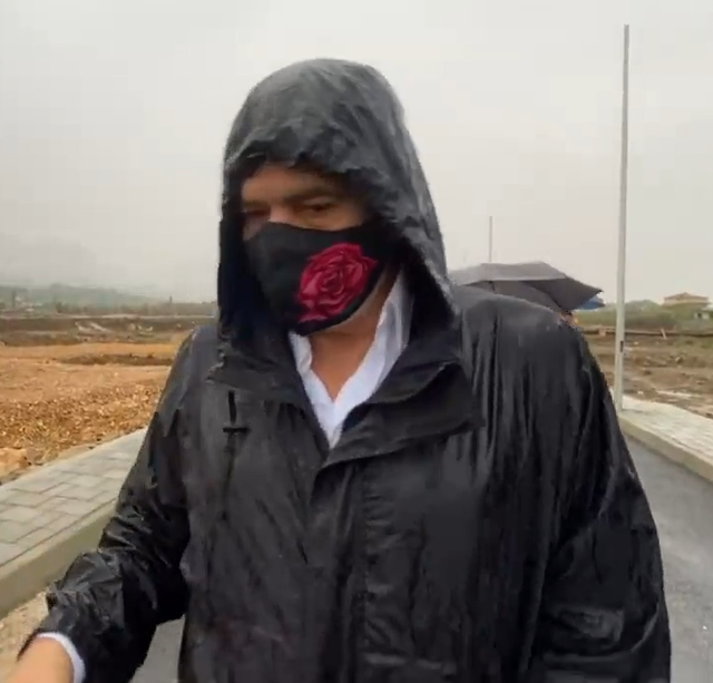 FOTO/Me mushama dhe maskë me lule, Rama sfidon shiun për të dhënë shembullin e tij