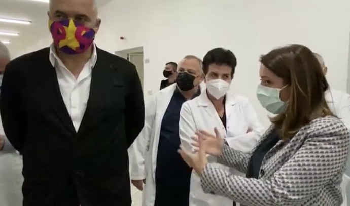 FOTO/ Kryeministri me maskë PS, fushatë partiake me parat publike