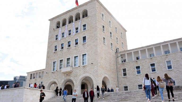 Kush paguan kostot e studentëve për mësimin online