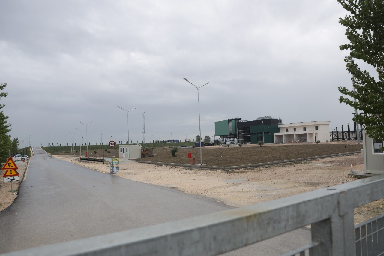 ‘20 milionë euro për inceneratorin e Fierit, por ai nuk ekziston’, Vokshi shkon pranë godinës: Ku shkojnë paratë?!