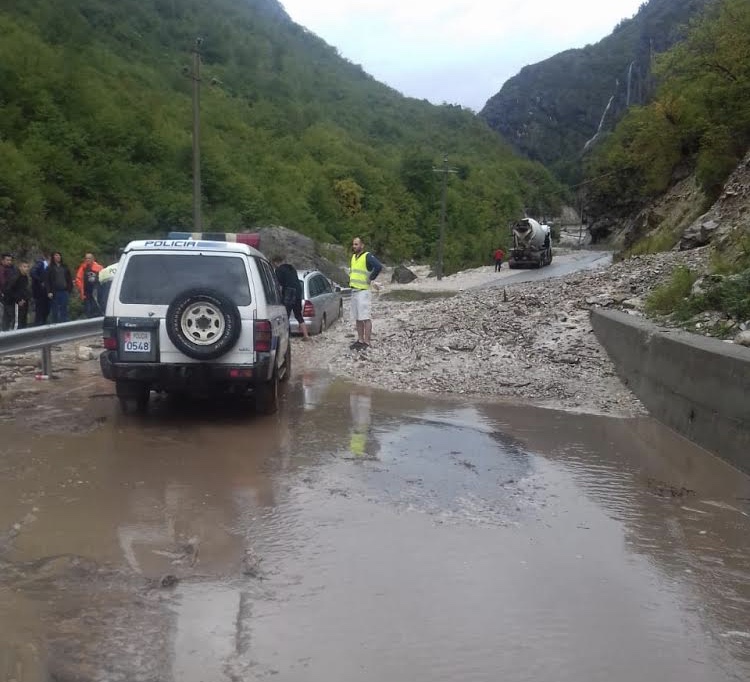 Shembje në rrugen e Valbonës, bllokohen turistët