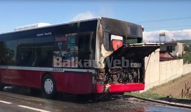 Merr flakë një autobus i mbushur plot me pasagjerë në aksin Fier- Levan