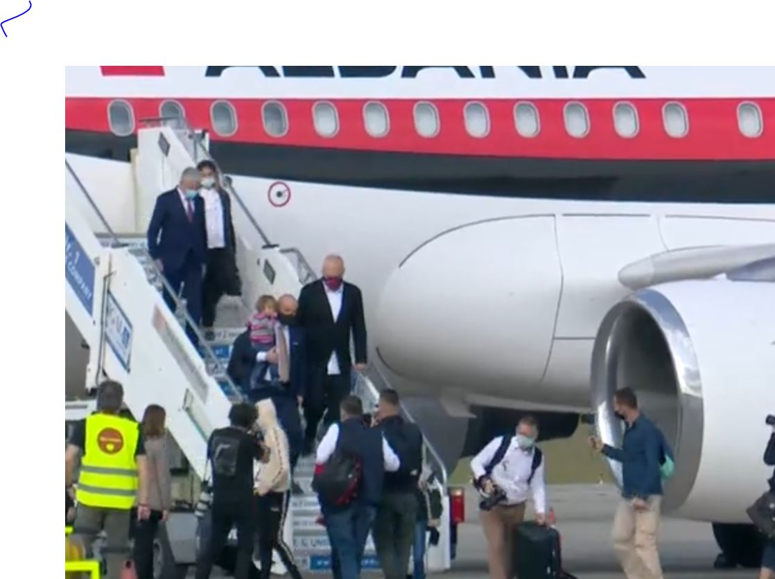 Ulet ne Rinas avioni me femijet e kthyer nga Siria, bashke me ta edhe Rama