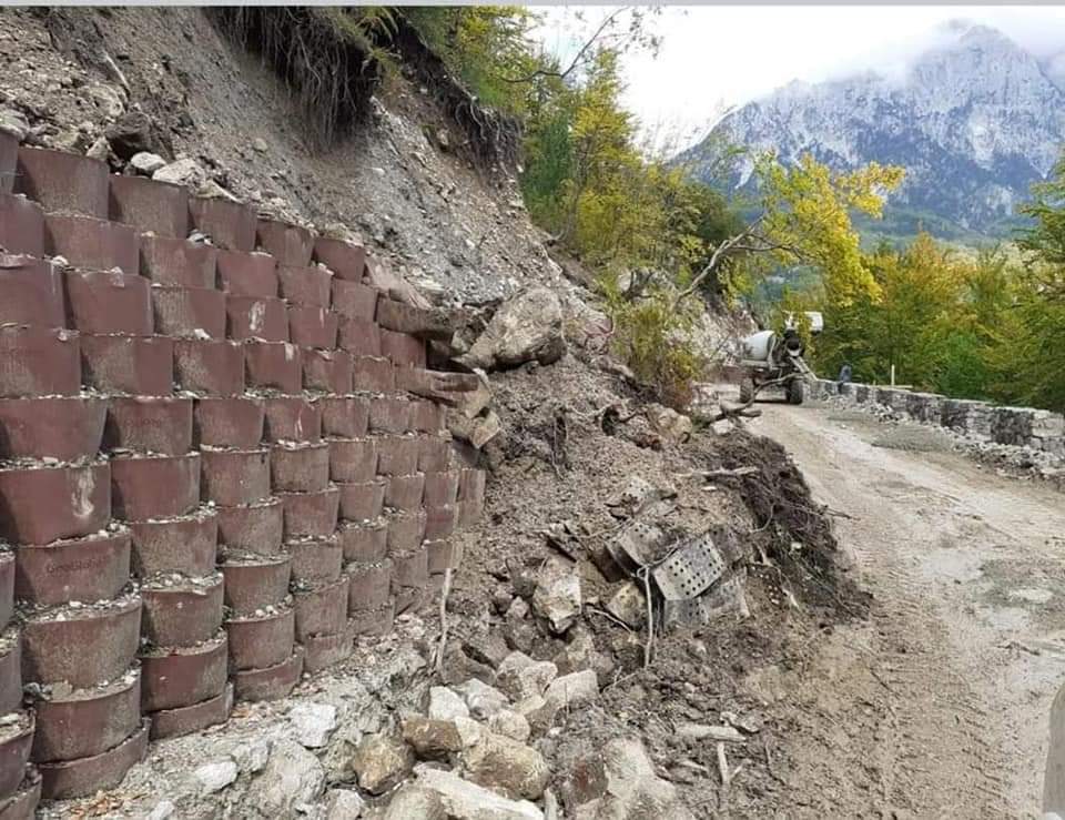 Rruga  “Qafë Thore – Theth”, me zvarritje dhe pa standarde