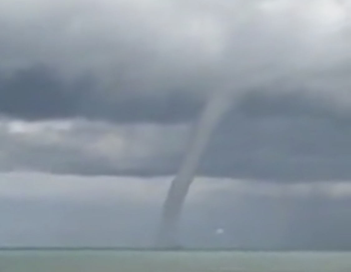 VIDEO/ Tornado e fuqishme ne Gjirin e Lalzit