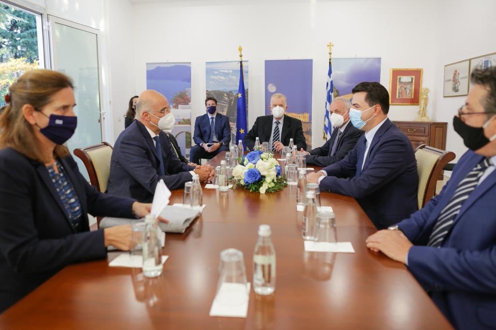 Basha takon ministrin e jashtëm Dendias: Domosdoshmëri anullimi i ligjit të luftës