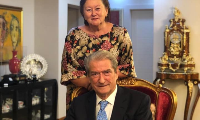 Ulur krah së shoqes, ish-kryeministri Berisha njoftoi se ka ditëlindjen dhe ka një mesazh për të gjithë