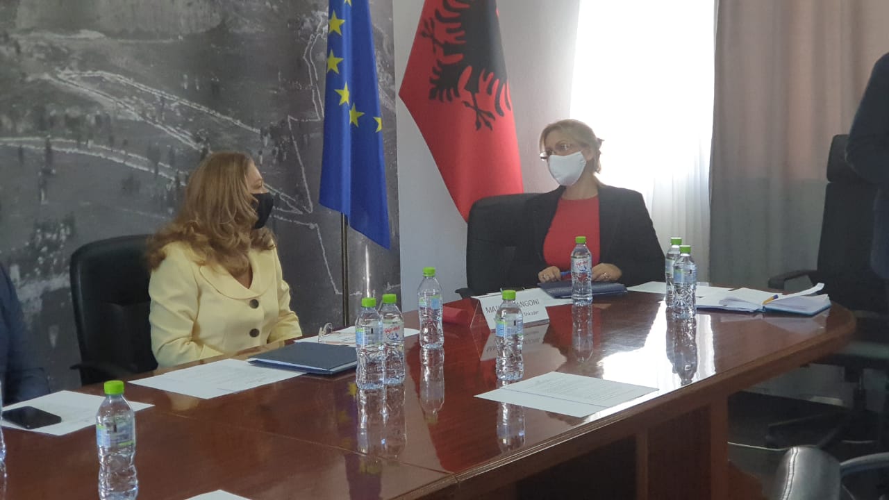 FOTO/Tre javë pas infektimit kryebashkiakja rikthehet në detyrë, shfaqet me maskë në mbledhjen e fundit