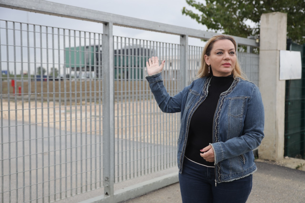 ‘20 milionë euro për inceneratorin e Fierit, por ai nuk ekziston’, Vokshi shkon pranë godinës: Ku shkojnë paratë?!