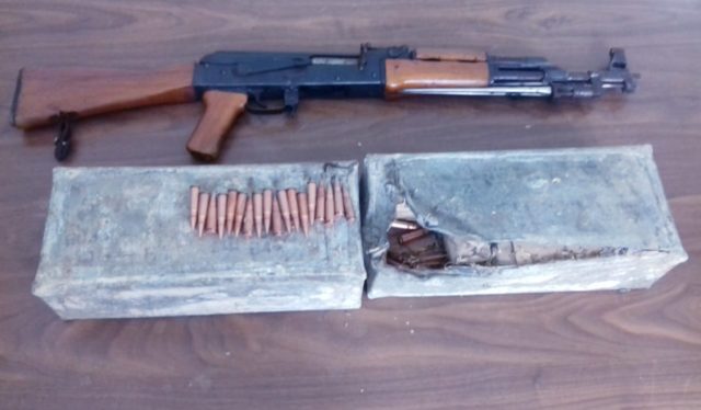 Parandalohet një tjetër ngjarje e rëndë, burri në Gramsh mbante në banesë automatik dhe 1400 fishekë