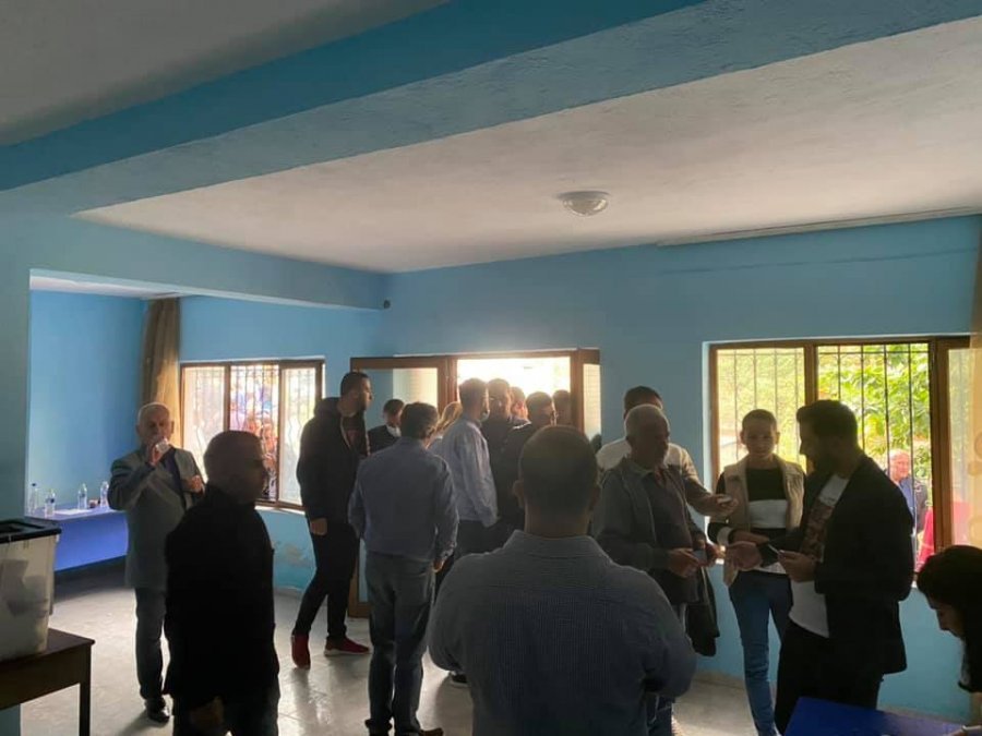Votimi në Korçë/Bardhi publikon fotot: Pjesëmarrje e jashtëzakonshme, padurimi për largimin e Ramës ndjehet kudo