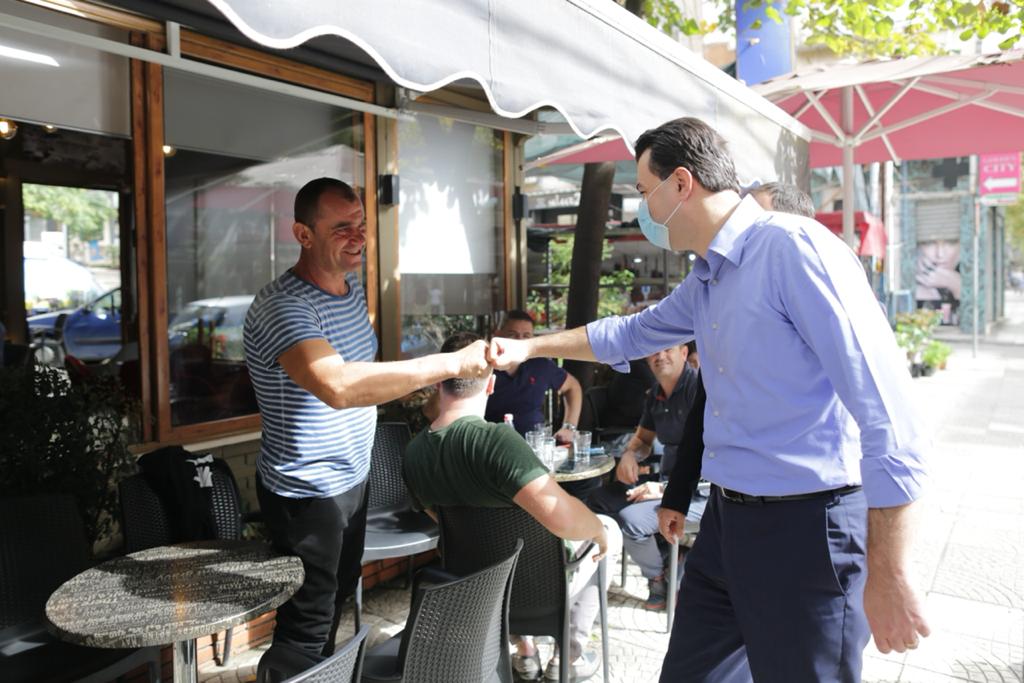 “Duam të komunikojmë me ju se nuk mban më”, Basha me biznesin në Tiranë: Paketa me 5 pika, ringjall konsumin