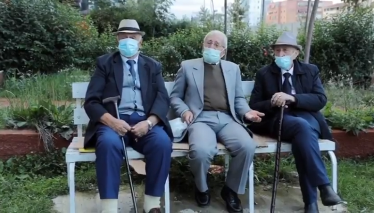 Dita e parë me maska/Rama i kënaqur: Më mirë ky taksirat se sa mbyllja prapë në shtëpi me javë të tëra