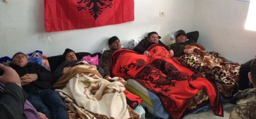 Dita e 9-të e grevës së urisë, përkeqësohet gjendja shëndetësore e naftëtarëve, mbërrin stafi mjekësor