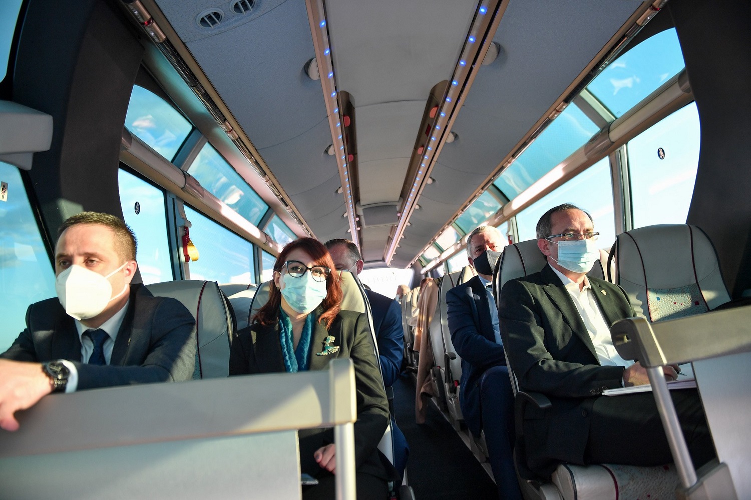 FOTOLAJM/Me autobus dhe maska! Ja si po vjen në Tiranë qeveria e Kosovës