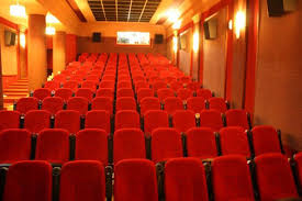 Publikohet udhëzimi i MSH për hapjen e kinemave, çfarë lejohet dhe nuk lejohet