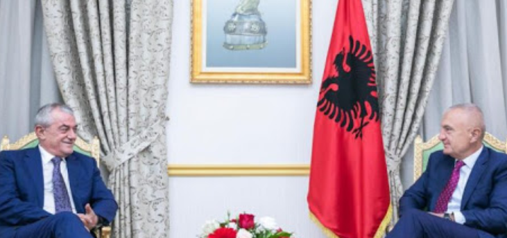 FOTO/Meta i lumtur pas dhuratës nga Ruçi: Me kryetrimin e Pavarësisë tonë ndihem më i qetë dhe më i fortë