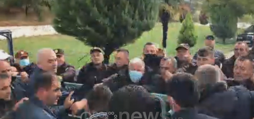 Tension para rafinerisë, naftëtarët e Ballshit tentojnë të futen me forcë në Uzinë