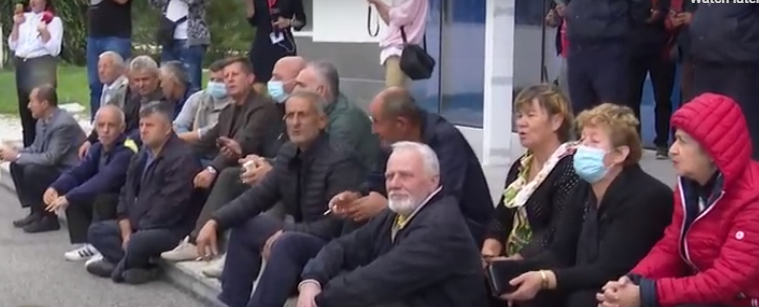 VIDEO/Naftëtarët bllokojnë rrugën, përshkallëzon greva në Ballsh, paralajmërohet hyrja në uzinë