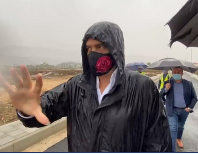 FOTO/Me mushama dhe maskë me lule, Rama sfidon shiun për të dhënë shembullin e tij