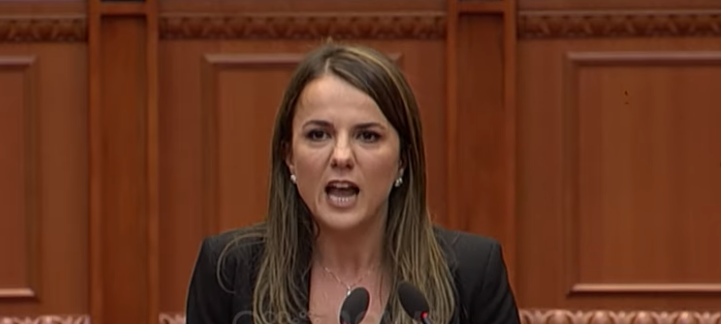 “Ndaleni këtë turp që po u bëni shqiptarëve, Hajdari revoltohet keq dhe bllokon foltoren, ndërpritet seanca