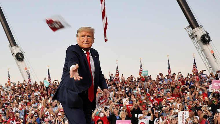 Ekzaltohet Trump, hedh maskën gjatë tubimit: Dua t’iu puth të gjithëve