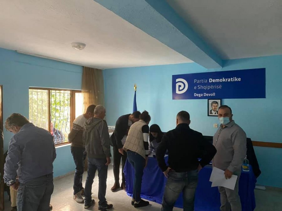 Votimi në Korçë/Bardhi publikon fotot: Pjesëmarrje e jashtëzakonshme, padurimi për largimin e Ramës ndjehet kudo