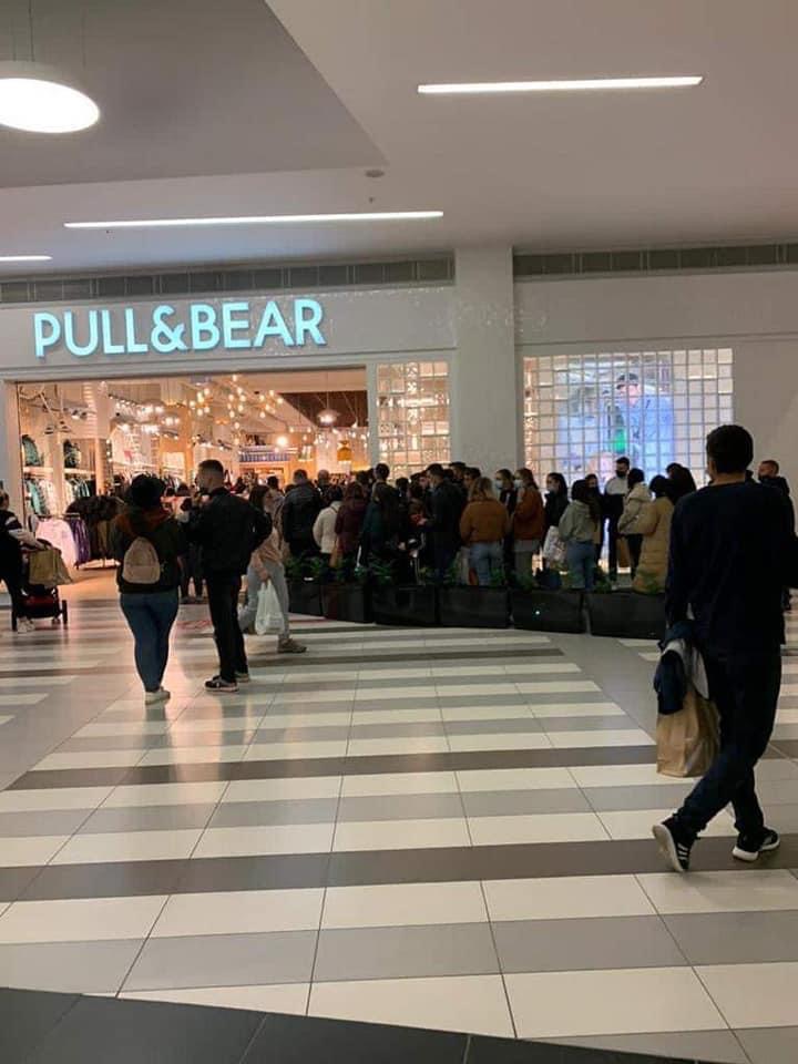 FOTO/ Rradhe e madhe tek dyqanet e Teg, qindra njerez grumbull