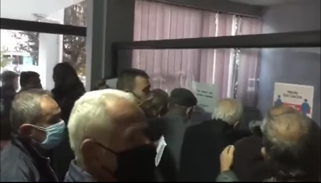 Qytetarët në rradhë të gjata për të bërë testin e COVID