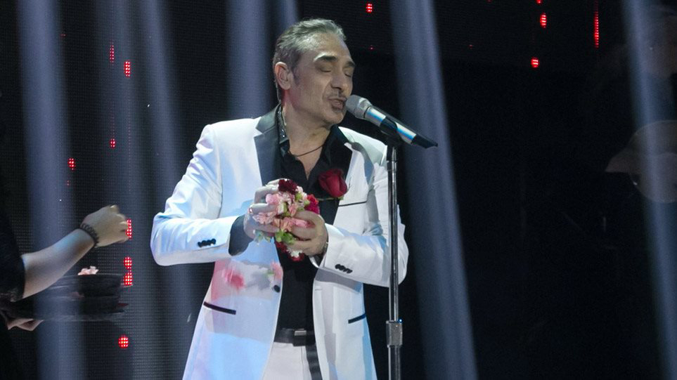 Policia ndalon kengetarin e njohur grek pasi i kontrolluan makinen