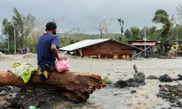Filipinet goditen nga tajfuni, humbin jetën 10 persona
