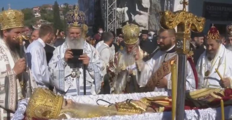 Video/Mitropoliti ndërron jetë nga koronavirus, besimtarët i hapin arkivolin e i puthin dorën