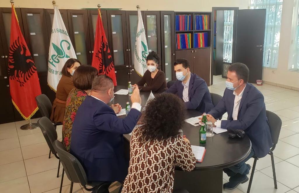 Basha, takim me farmacistët: Ka alarm për mungesë të ilaçeve të rimbursueshme