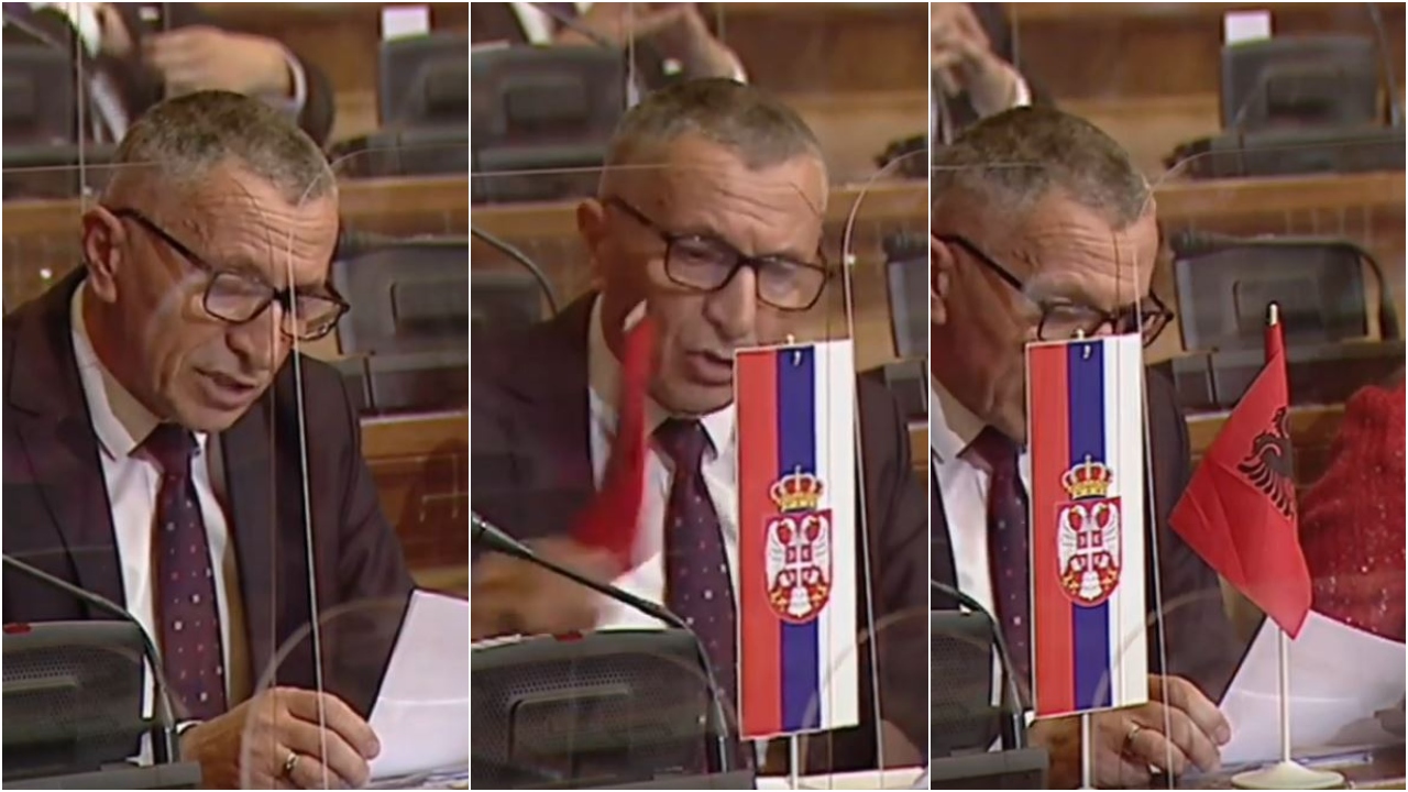 Deputeti shqiptar vë flamurin e Shqipërisë në kuvendin serb
