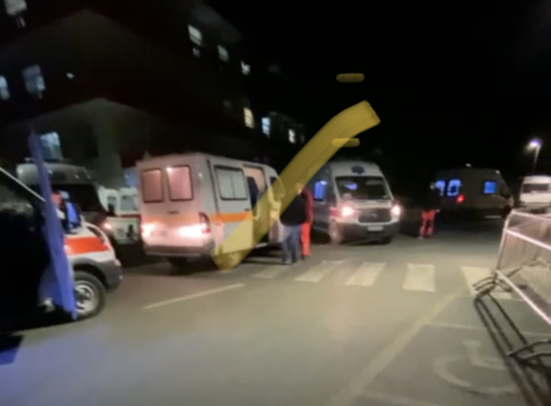VIDEO/ Të sëmurët presin në ambulanca, Rama monton video imagjinare