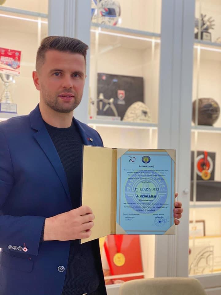 Stadiumi ku kullosin delet ne Kavaje, drejtuesit e bashkise i bllokojne intervisten Andi Liles