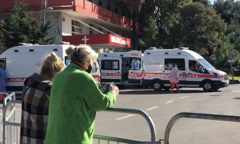 VIDEO/ Te semuret mjekohen ne ambulanca tek Spitali Infektiv