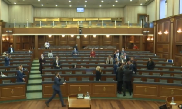 Perleshje fizike ne Parlamentin e Kosoves, mbyllet seanca